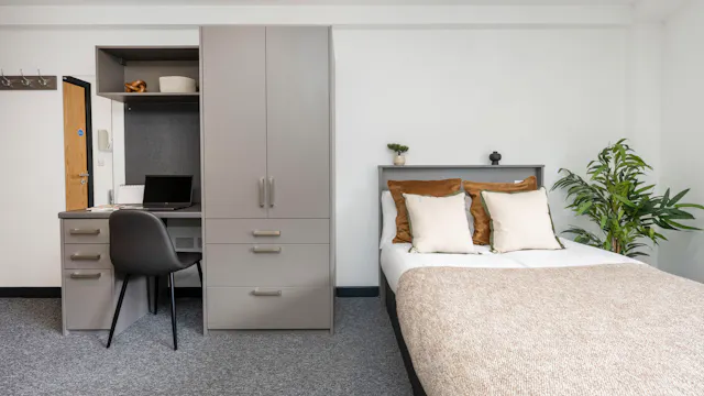 Silver Studio room image 2