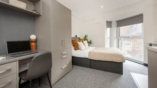 Silver Studio room image 1