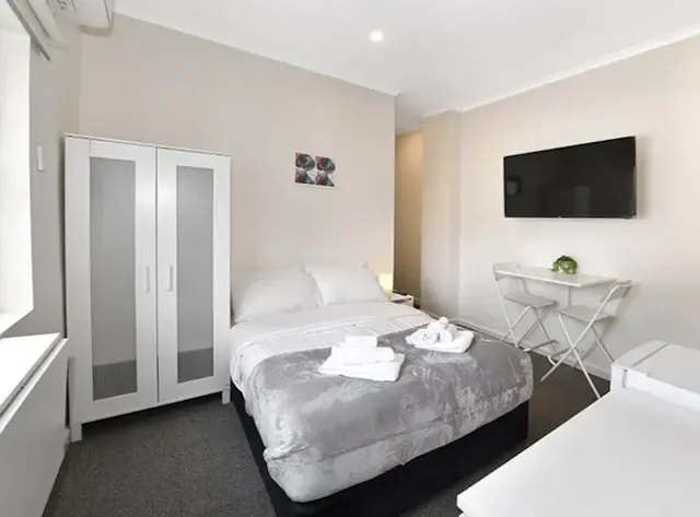 Studio 8 room image 1