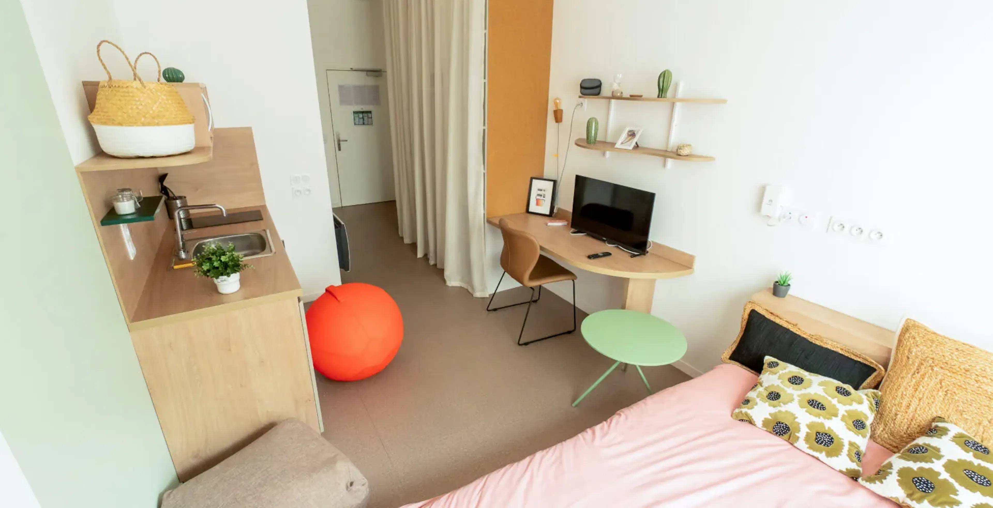 Studio Room ROOM 2