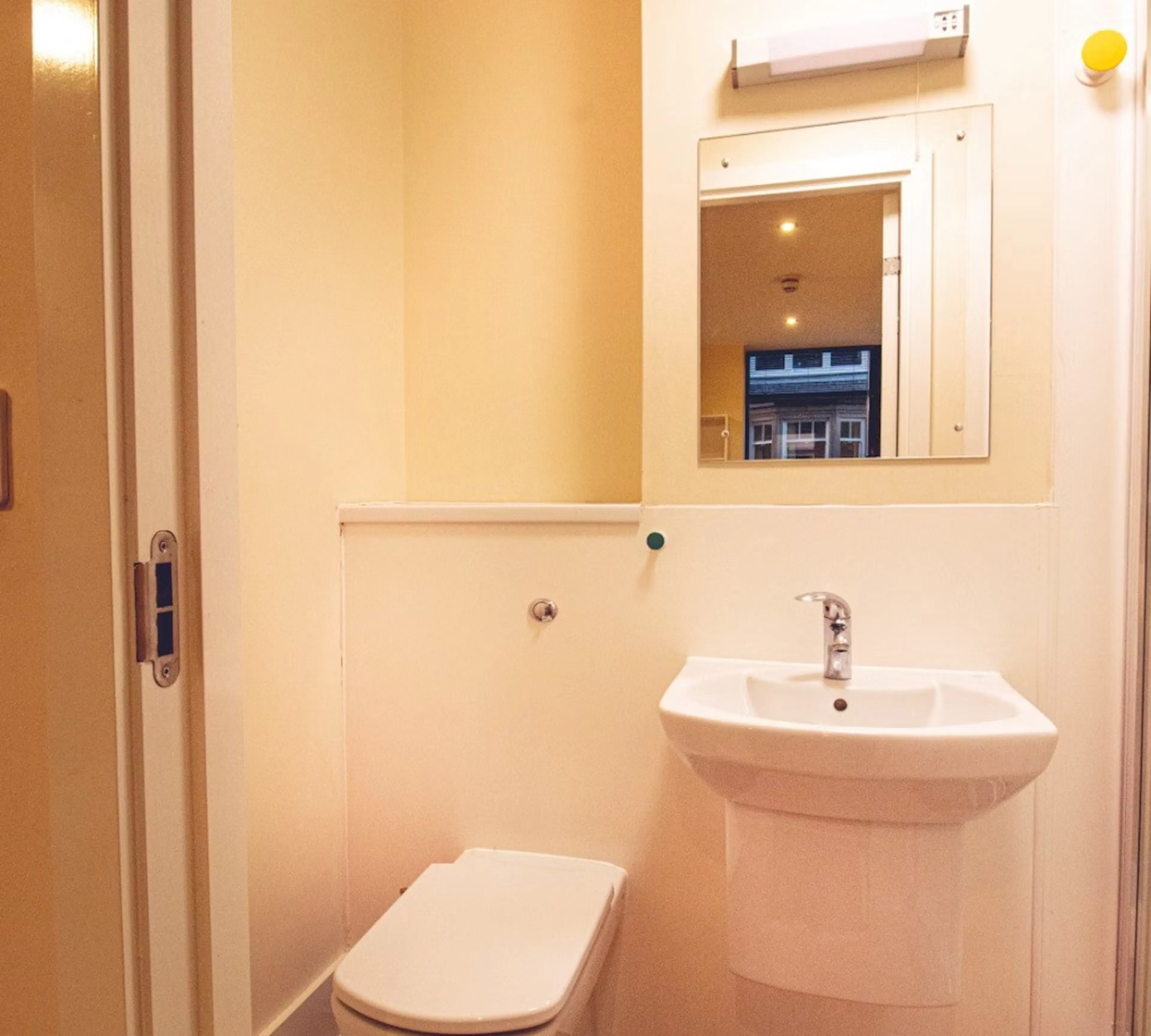 Studio-Gold BATHROOM 4