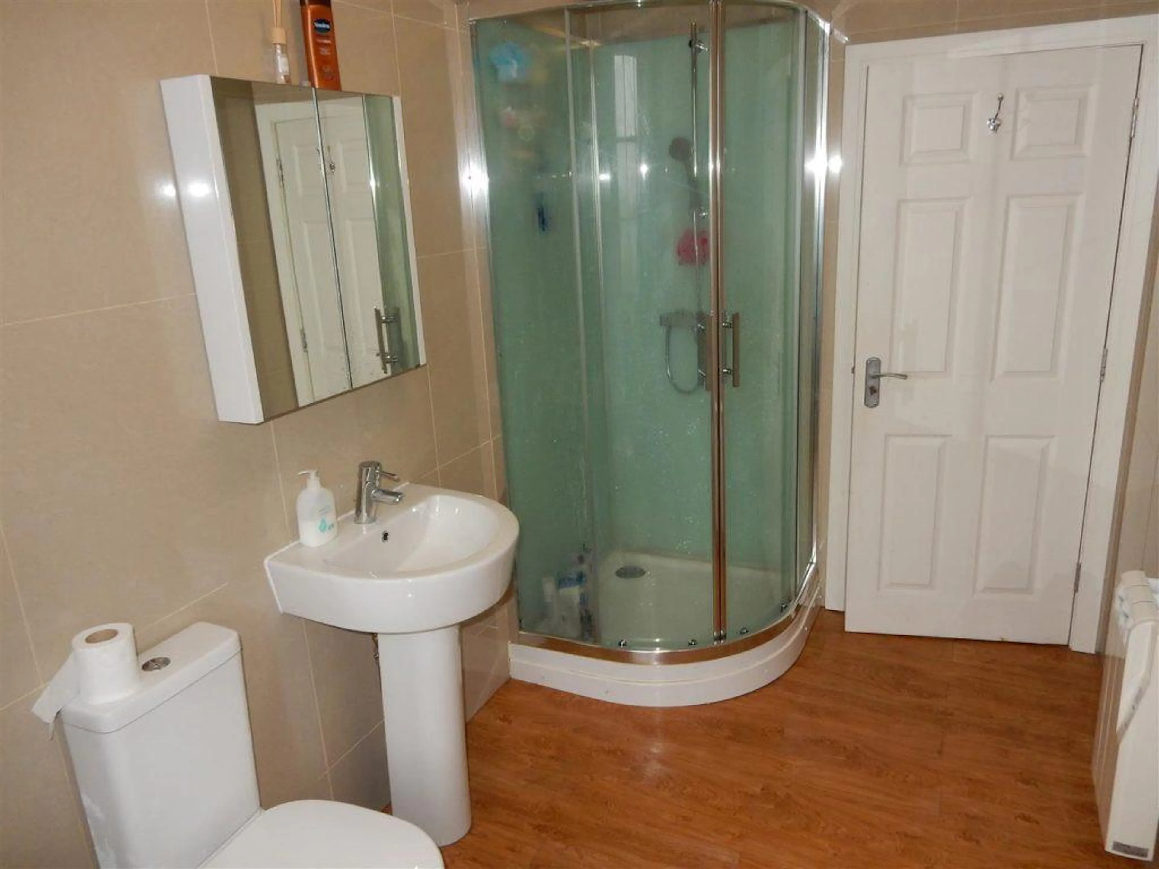 Studio BATHROOM 3