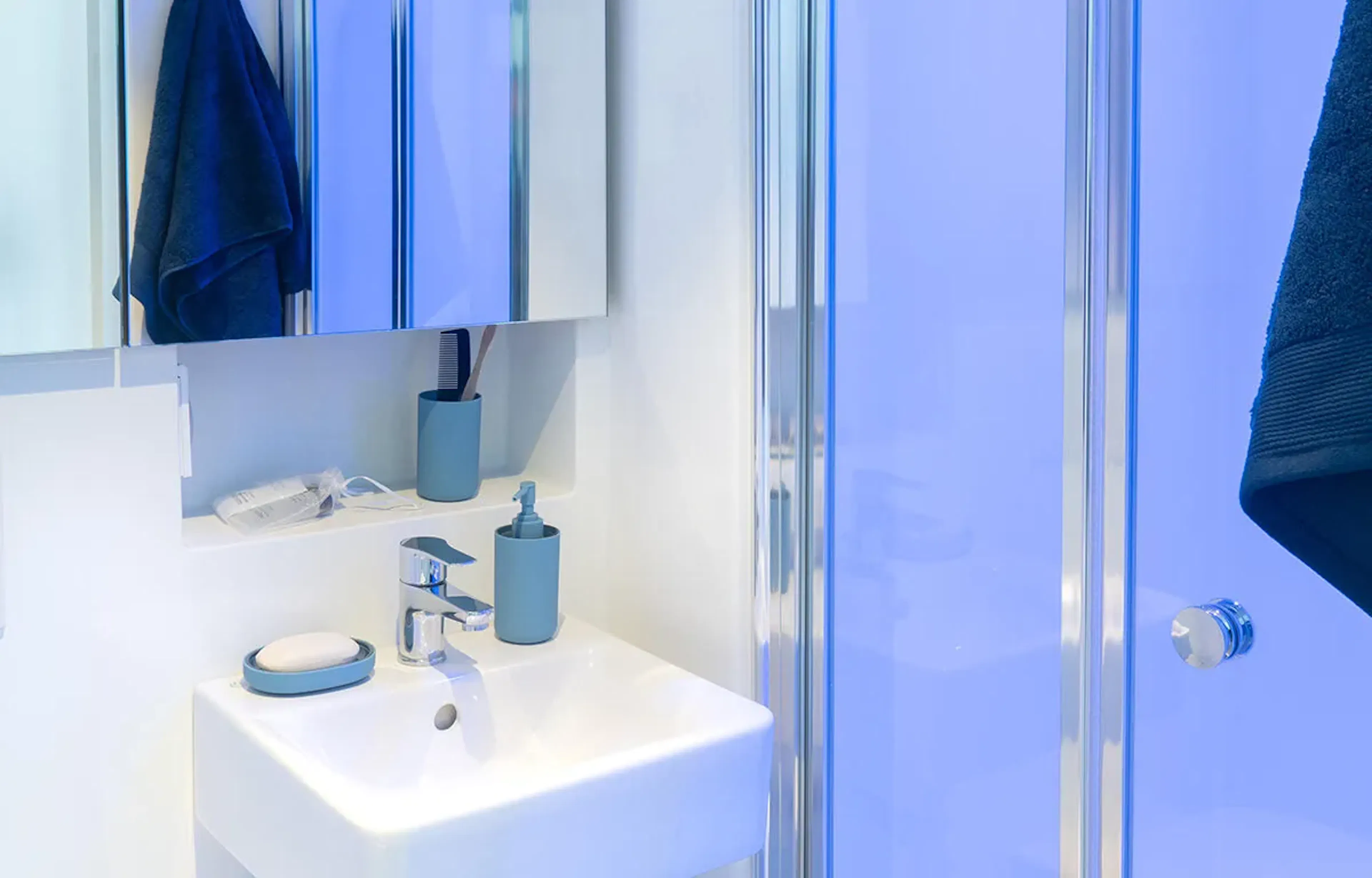 Studio BATHROOM 4