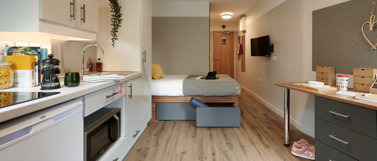 Silver Studio ROOM 4