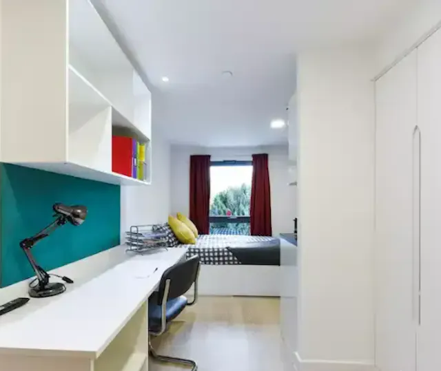 Silver Studio room image 4