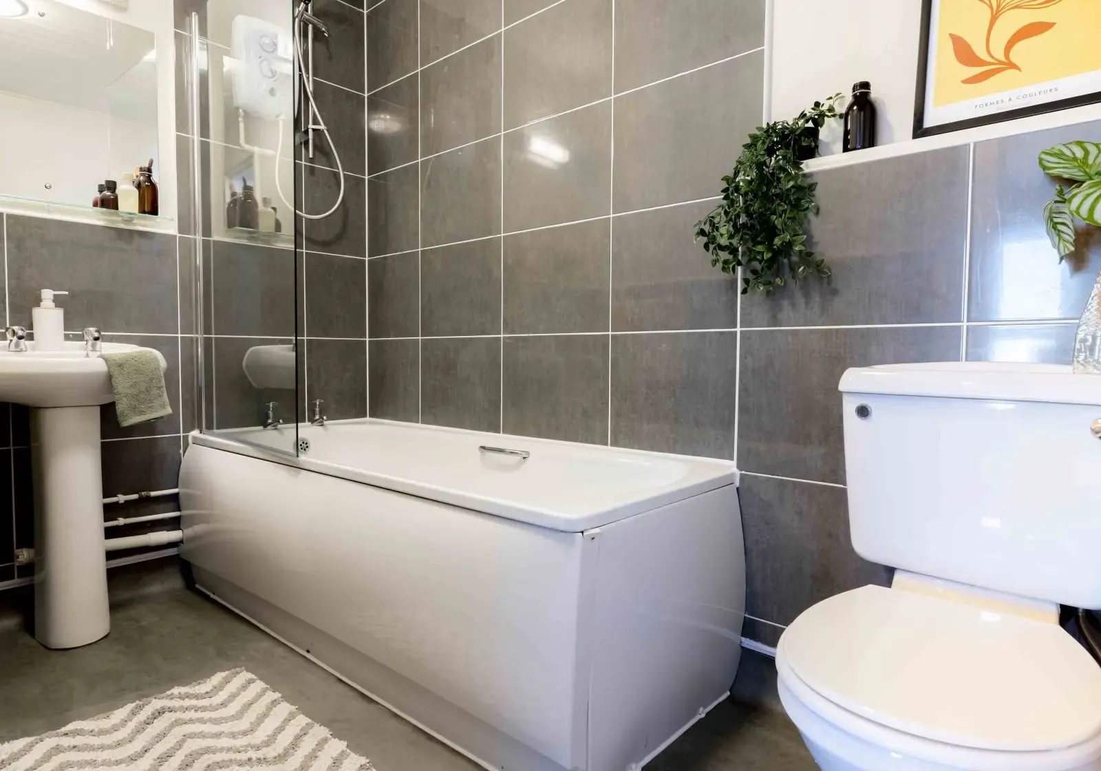 Silver Two Bed BATHROOM 4