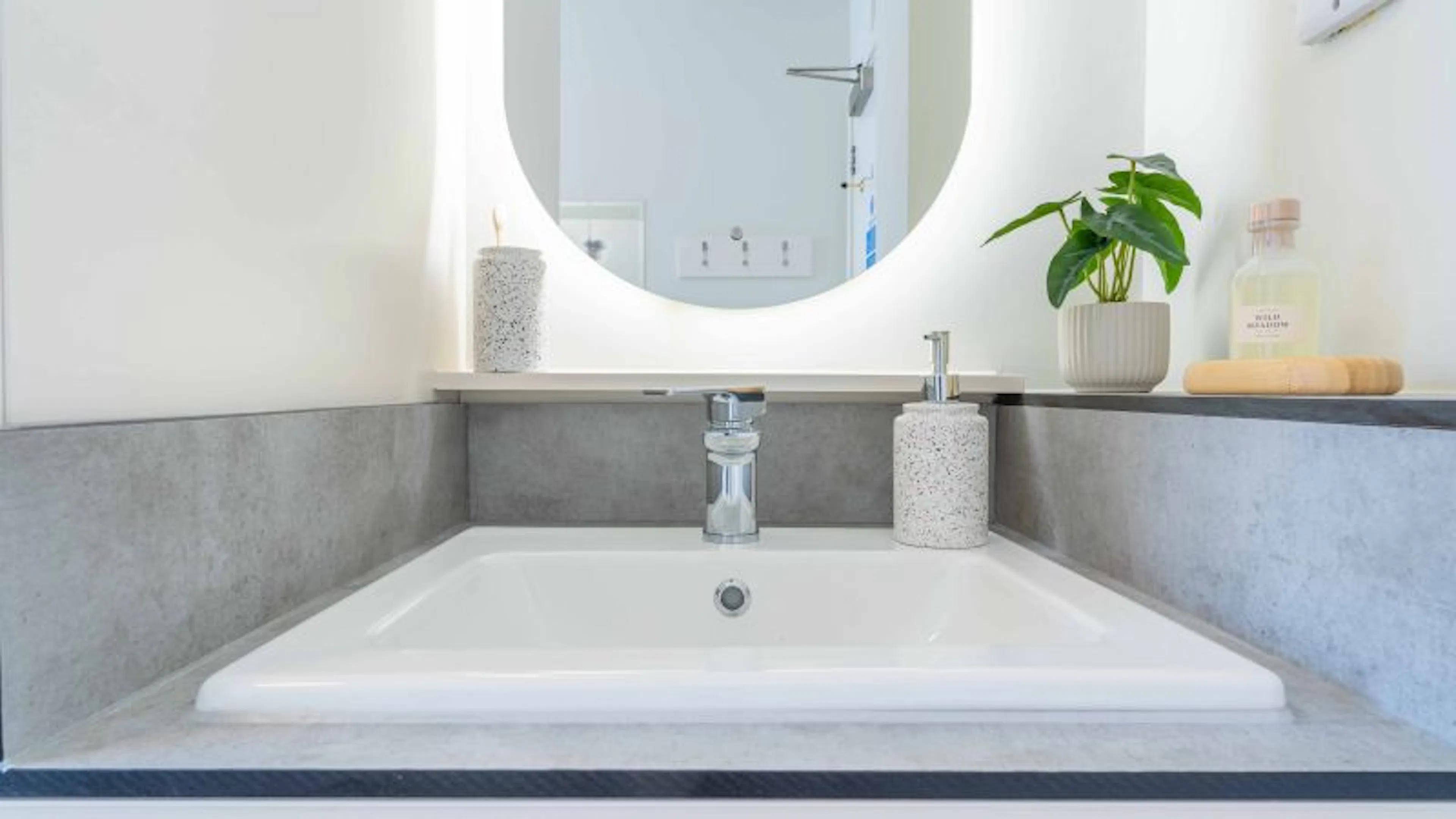 Silver Room BATHROOM 4