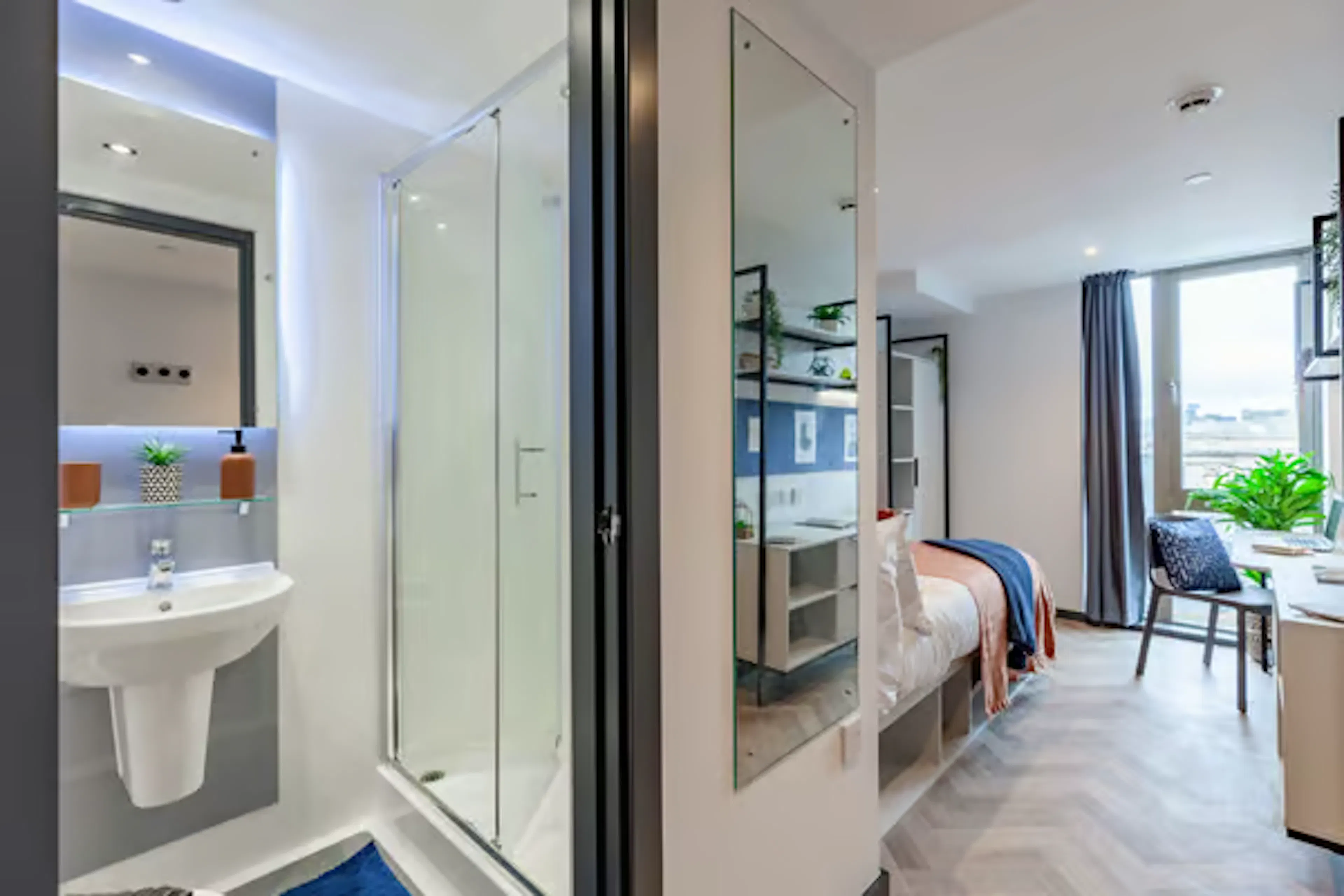 Bronze Club BATHROOM 4