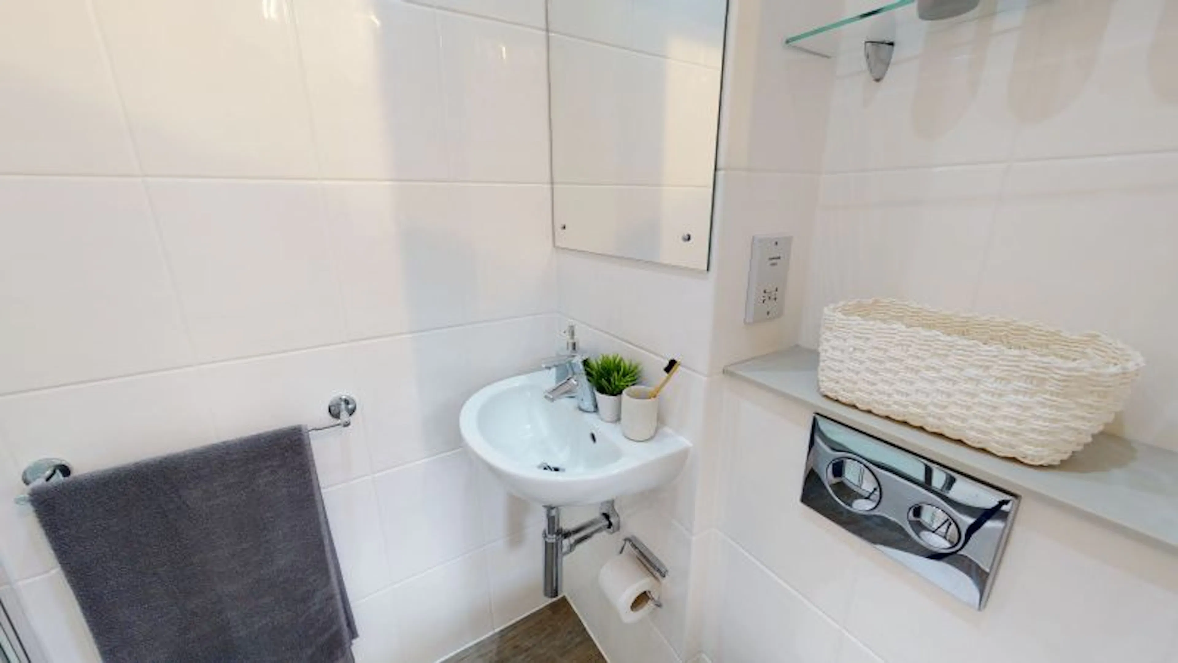 Studio BATHROOM 4