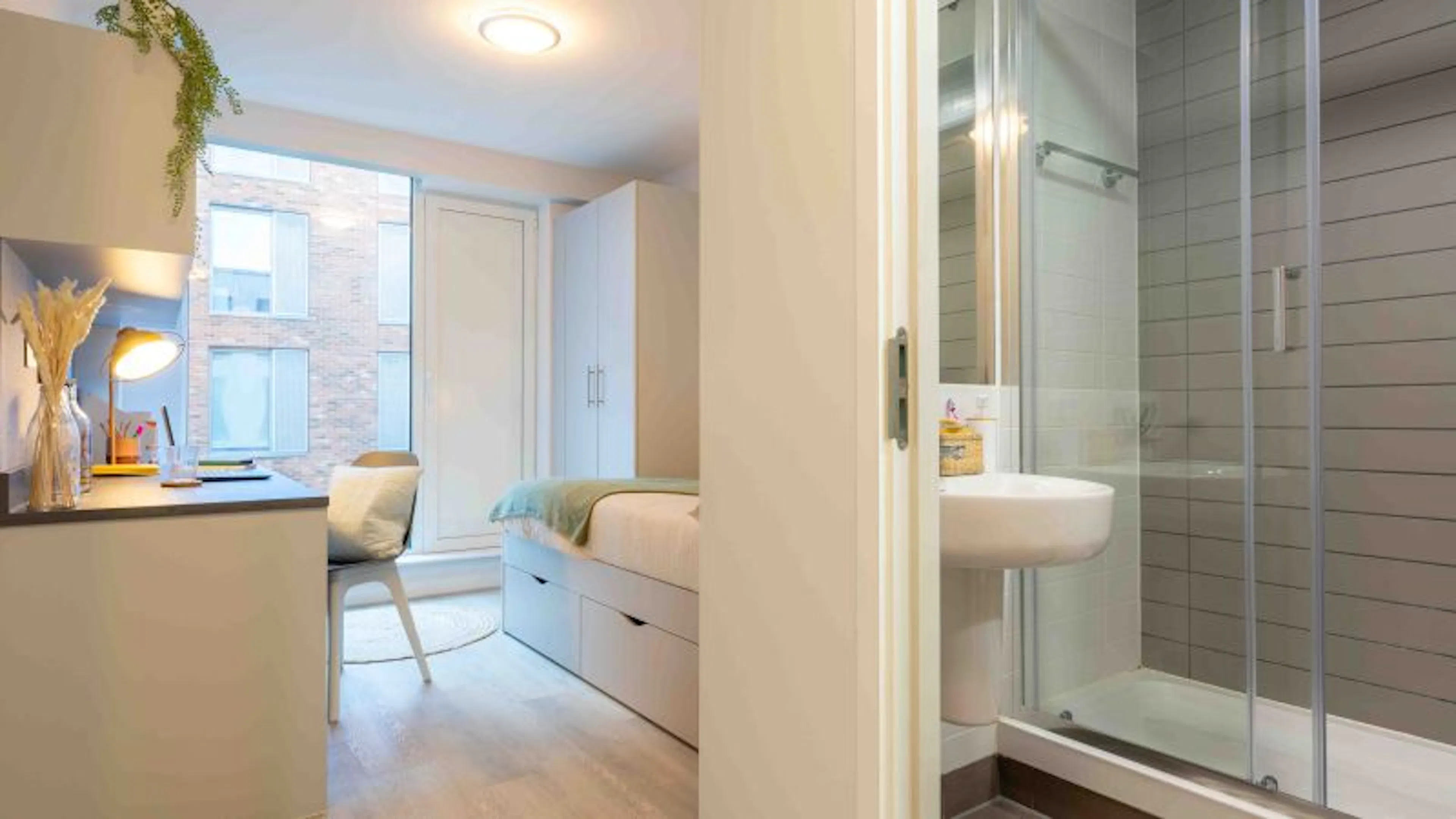 Bronze En Suite Plus BATHROOM 4