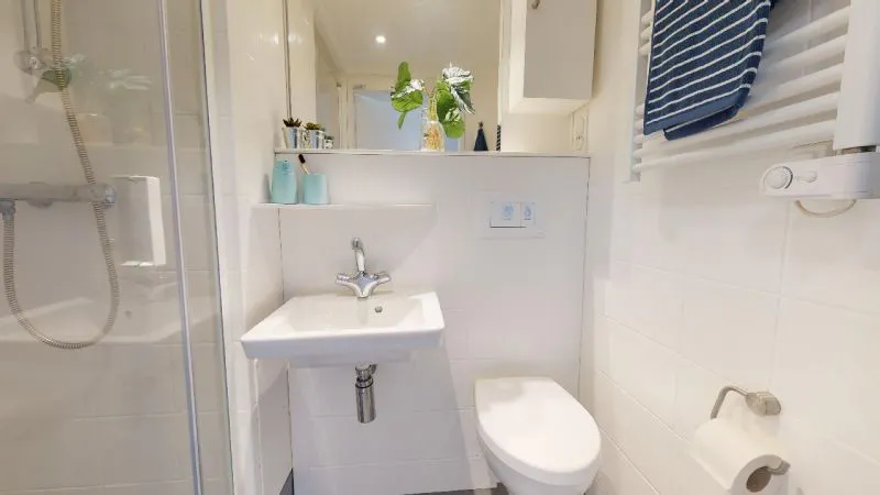 Bronze Studio Plus BATHROOM 4