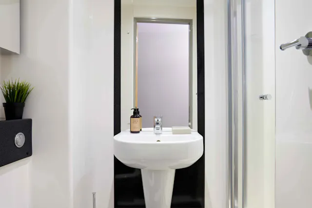 Bronze Ensuite - Single Occupancy room image 2