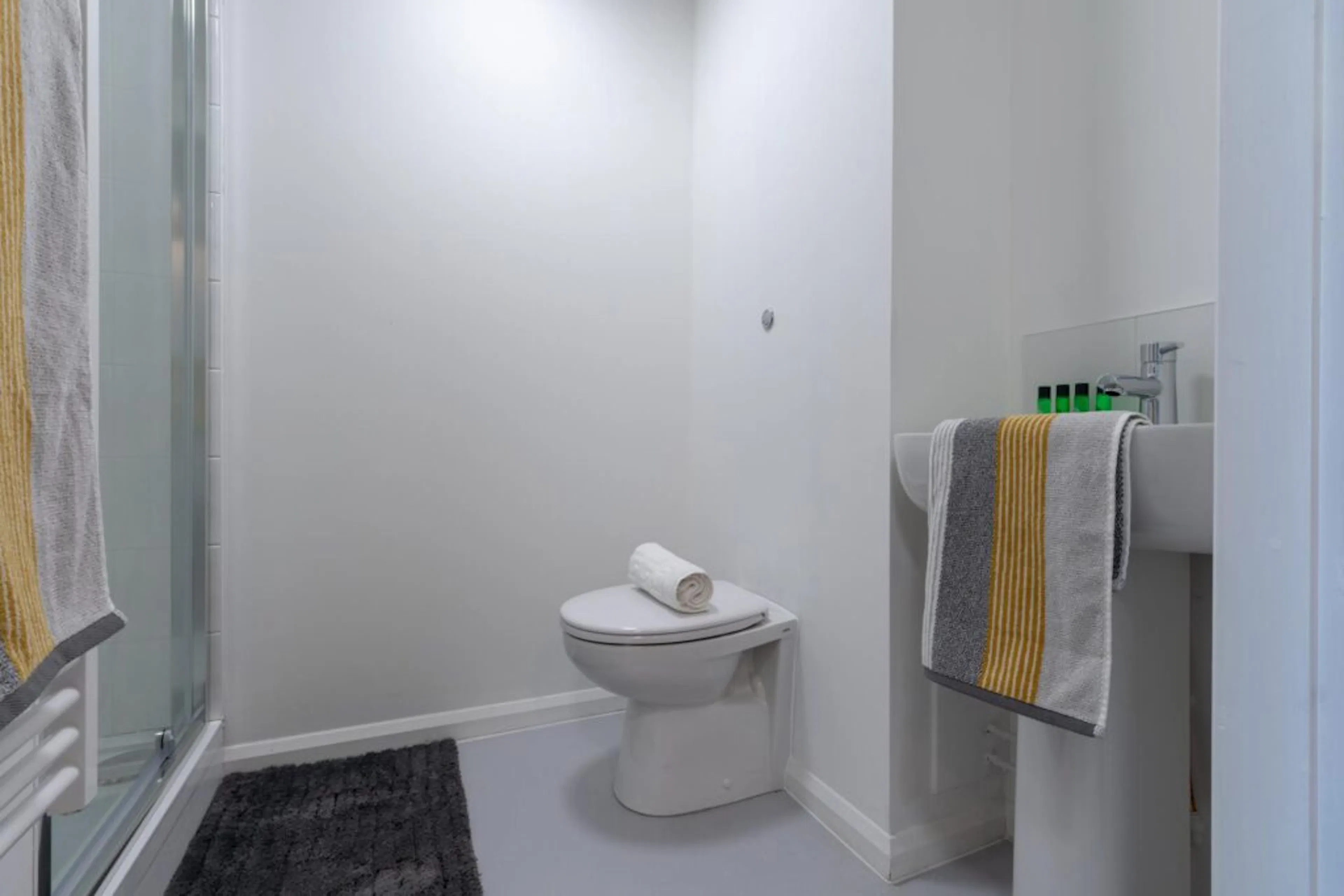 Penthouse Studio BATHROOM 1
