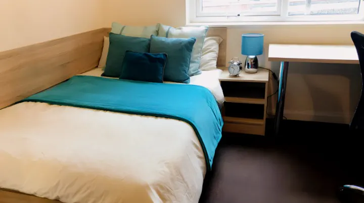Deluxe Studio(UK Guarantor not required)