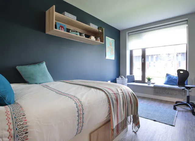 Silver 3-Bed Apartment Non-Ensuite room image 1