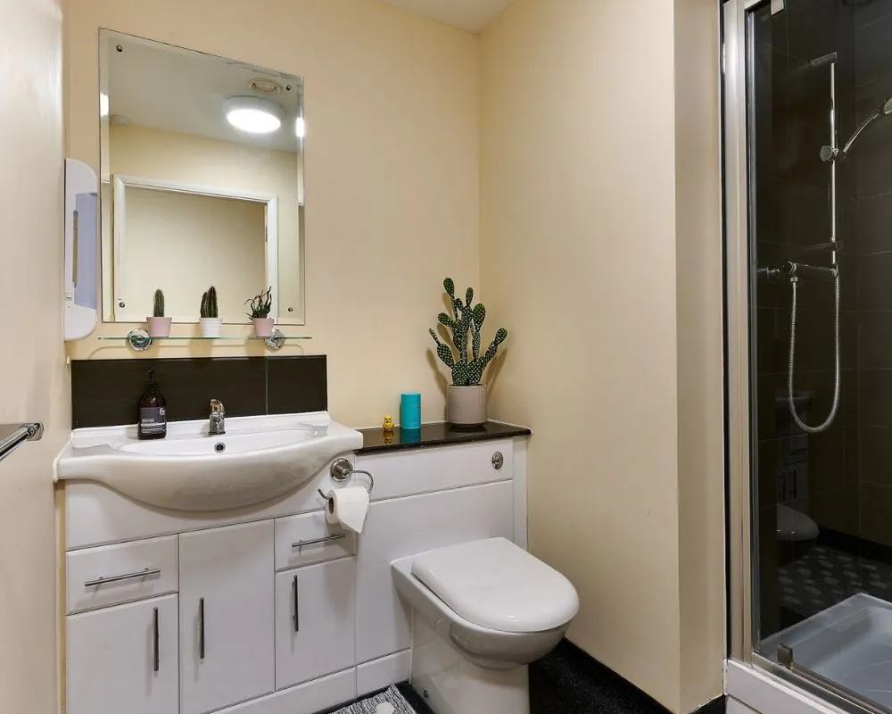 Twin BATHROOM 3