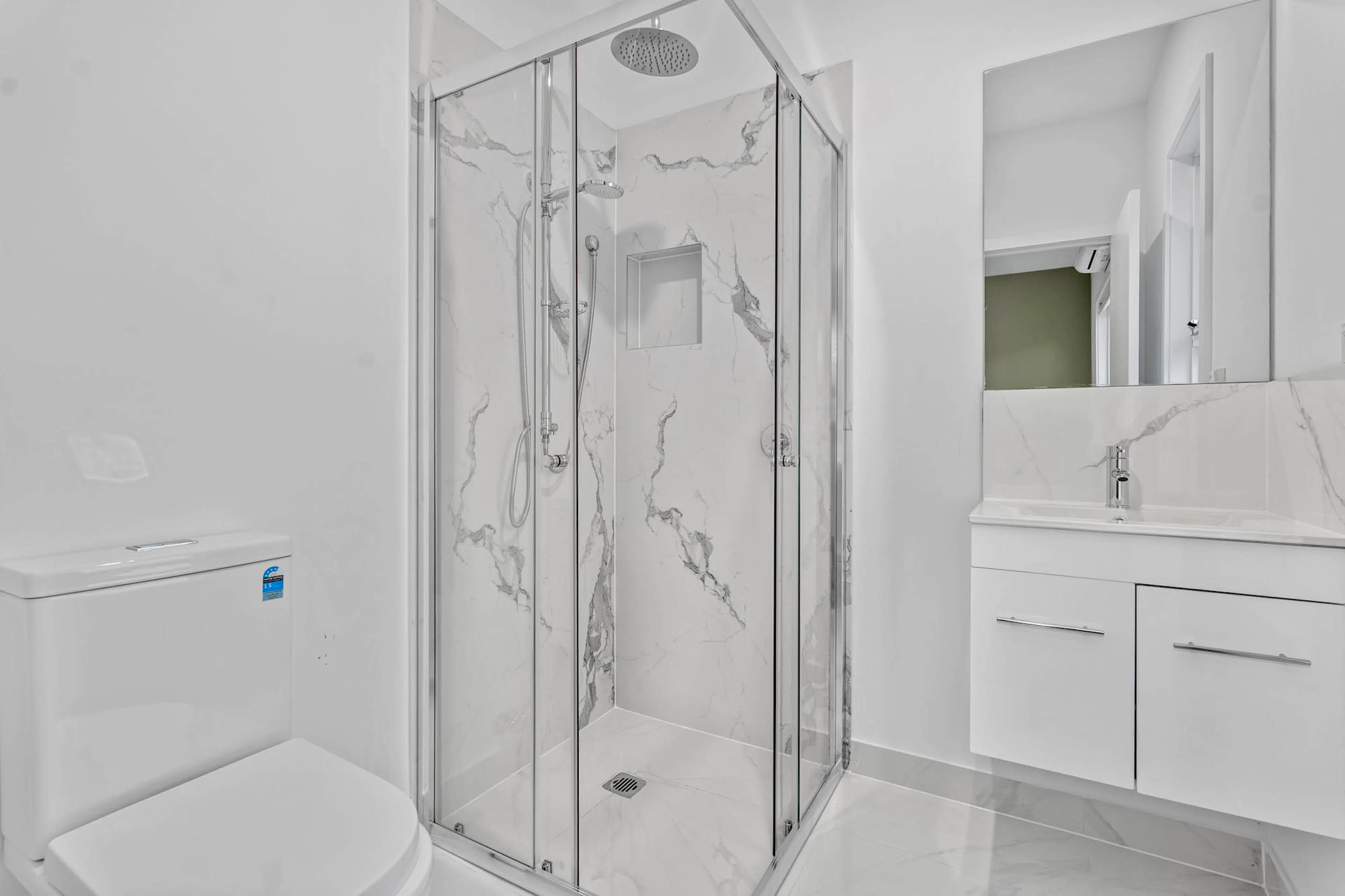 Twin En-Suite BATHROOM 2