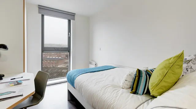 Two Bed En Suite Flat room image 2