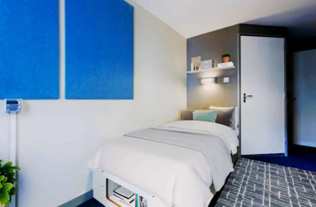 Ensuite – Silver room image 1