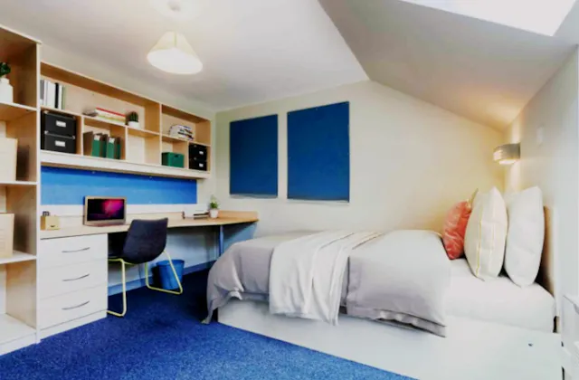 Ensuite – Gold room image 1