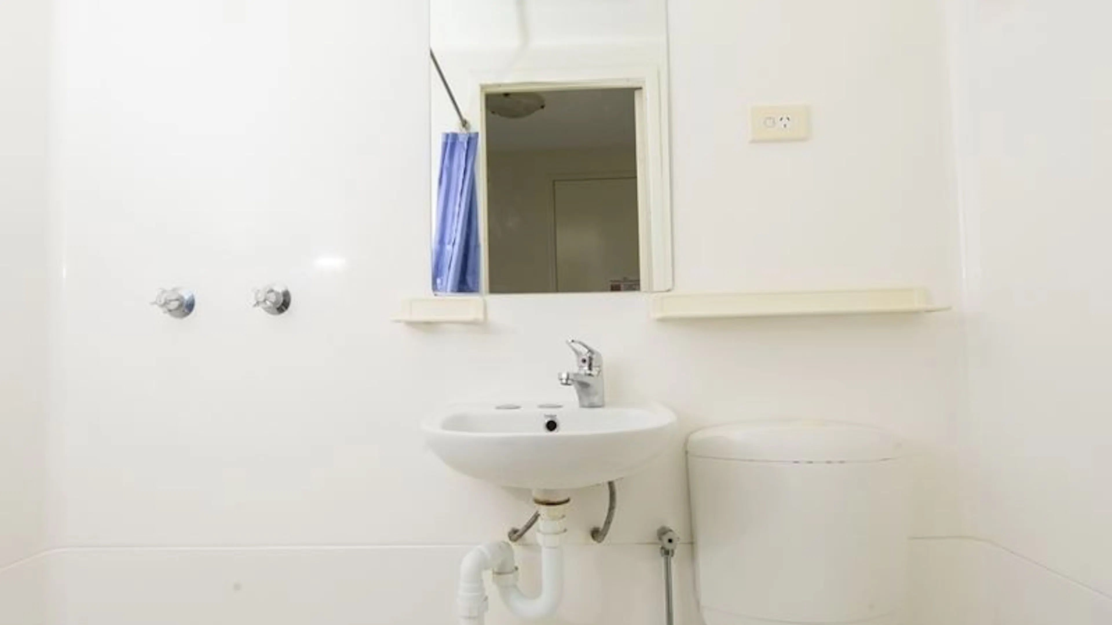 BATHROOM BATHROOM 4