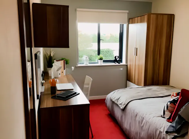 Classic En-Suite Ground Floor, Kentish House, Parham Road UK Guarantor Not Required room image 1