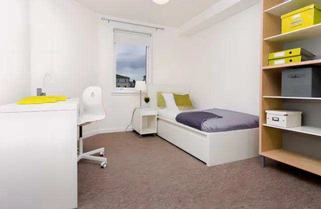 Standard - 3 Bed Flat room image 1