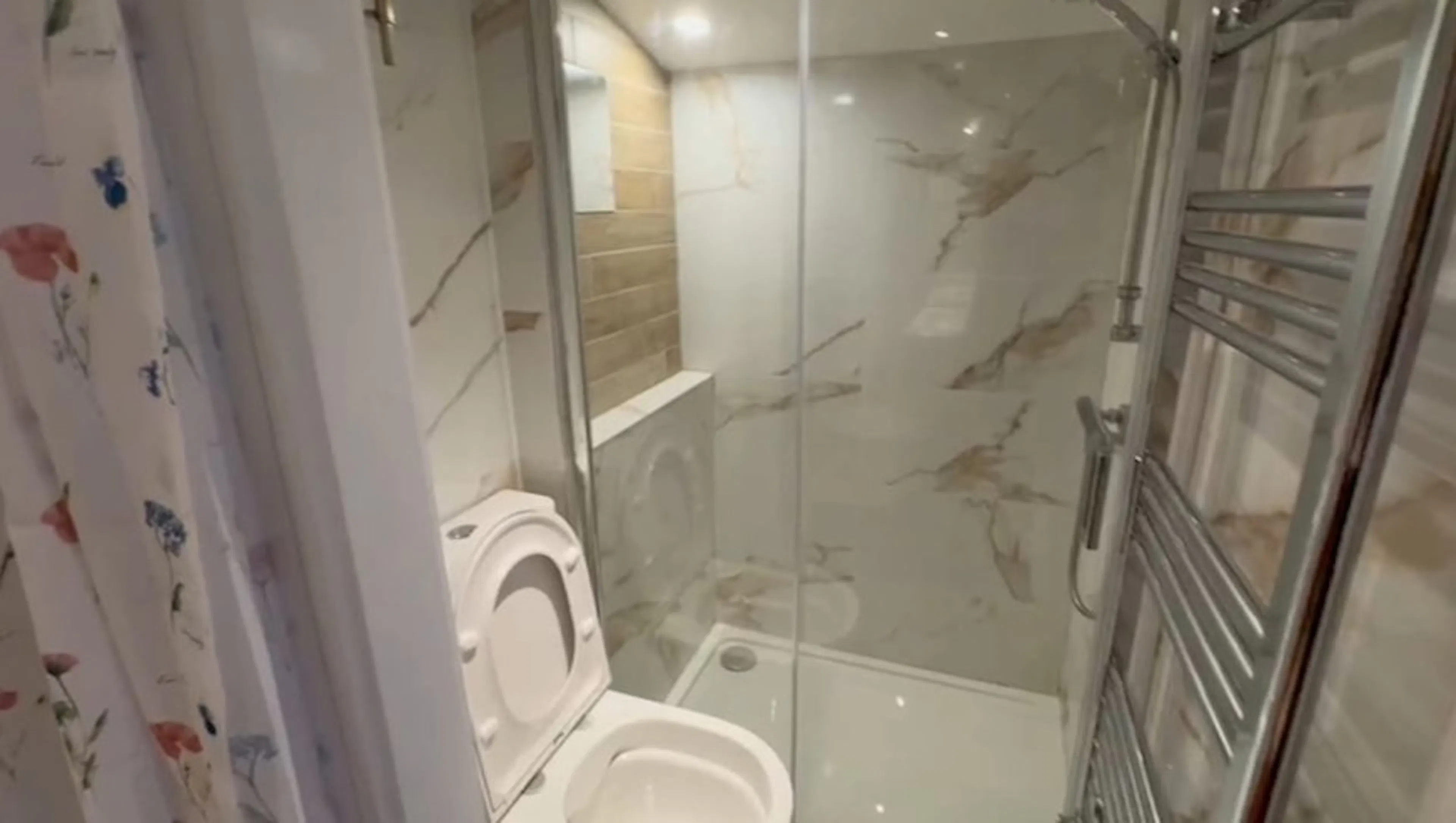 Double BATHROOM 2