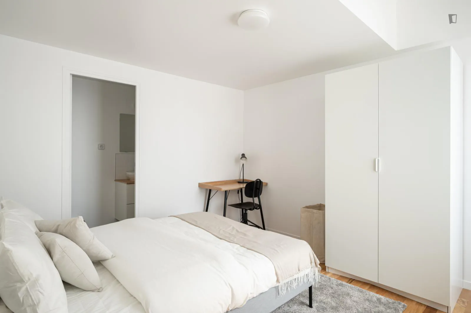 Homely double ensuite bedroom in Roquette ROOM 2