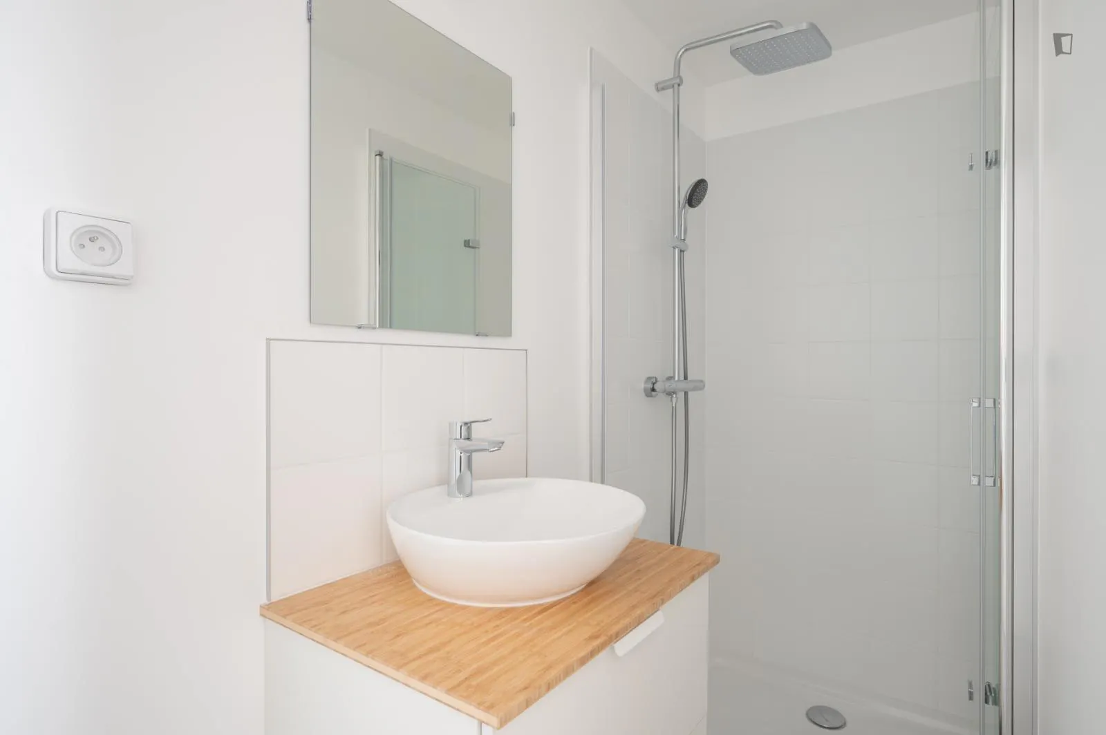 Homely double ensuite bedroom in Roquette BATHROOM 3