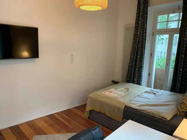 Cozy single bedroom in a 2 bedroom apartment in Obergiesing room image 2
