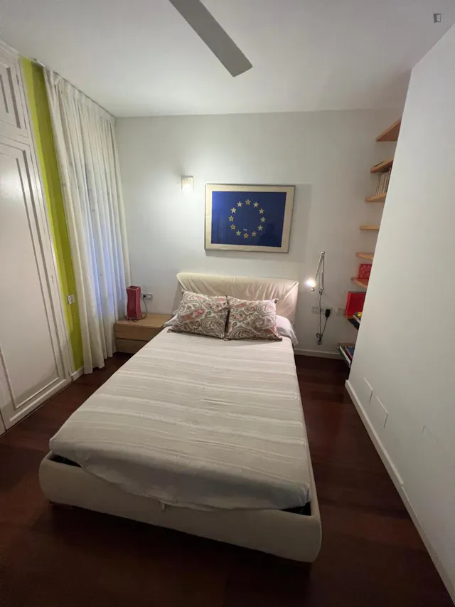 Welcoming single bedroom in Sant Sant Gervasi neighbourhood room image 1