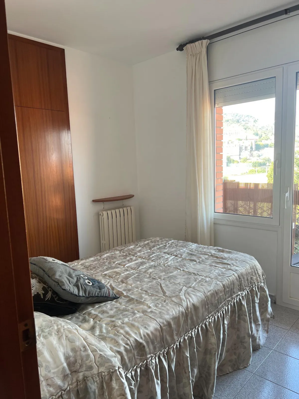Comfortable single bedroom with balcony close to the university areas of Vall d’Hebron and Mundet ROOM