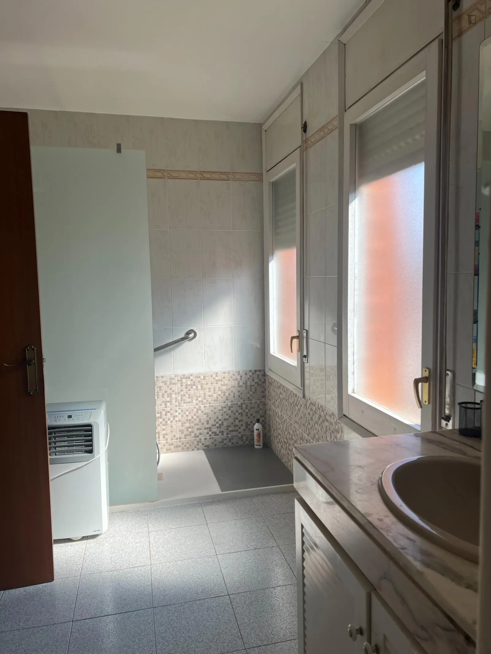 Comfortable single bedroom with balcony close to the university areas of Vall d’Hebron and Mundet BATHROOM 2