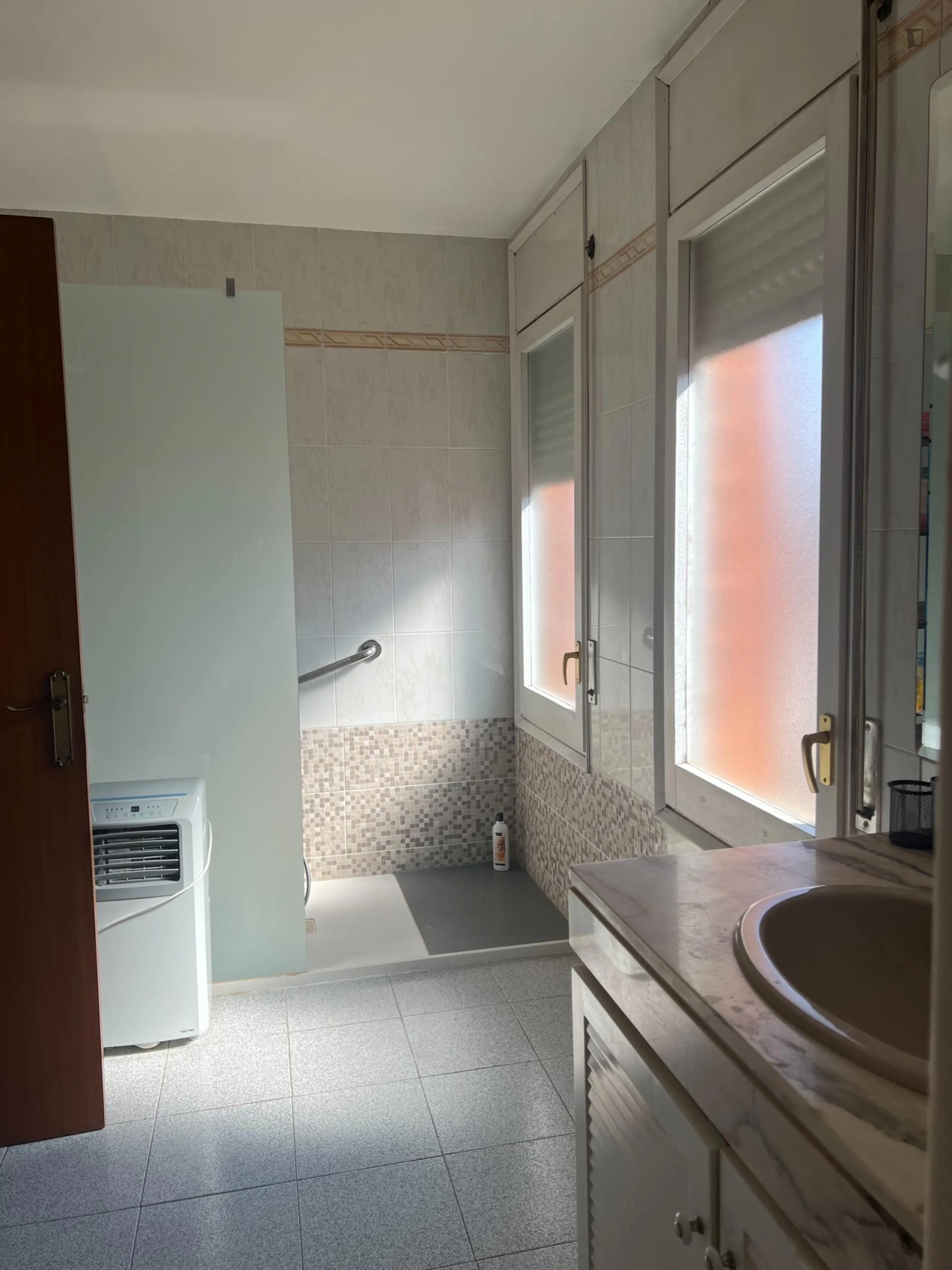 Comfortable single bedroom with balcony close to the university areas of Vall d’Hebron and Mundet BATHROOM 2